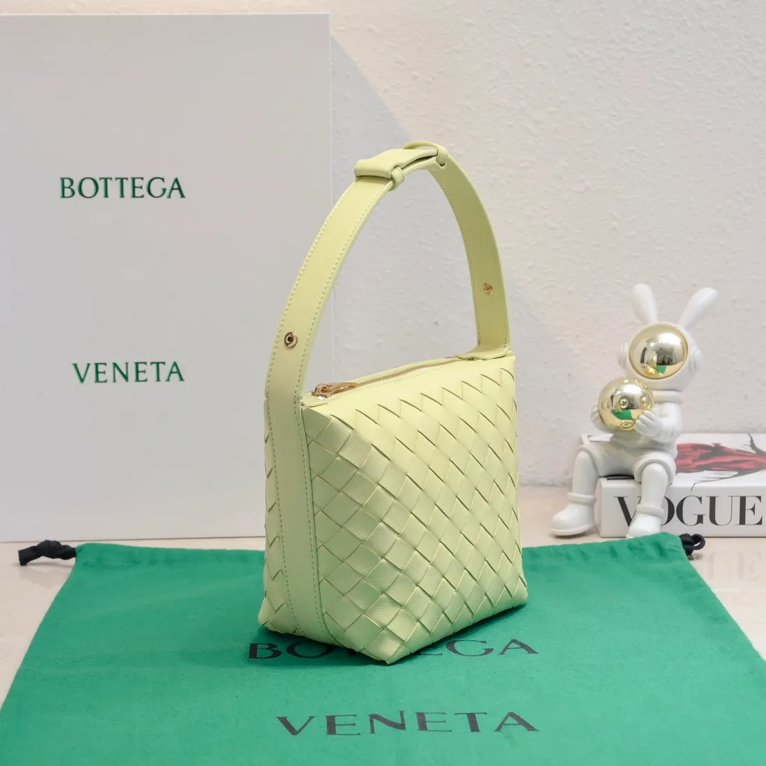 Batch 1280 It is predicted that BV Bottega's lunch bag will be popular again this year🔥. It is very soft and lightweight. It also uses the intrecciato weaving process that the two founders spent several months developing from the beginning of the brand. It is completely hand-woven by Italian craftsmen and perfectly reflects the craftsmanship of Bottega. The entire bag shape is also a very practical and popular lunch box bag shape. The slightly curved arc of the bag mouth can also better fit our wrists. Style number: 7748-1 Size: 17*13.5*5cm